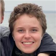 Studierende, die allen Altersgruppen Chemie beibringt